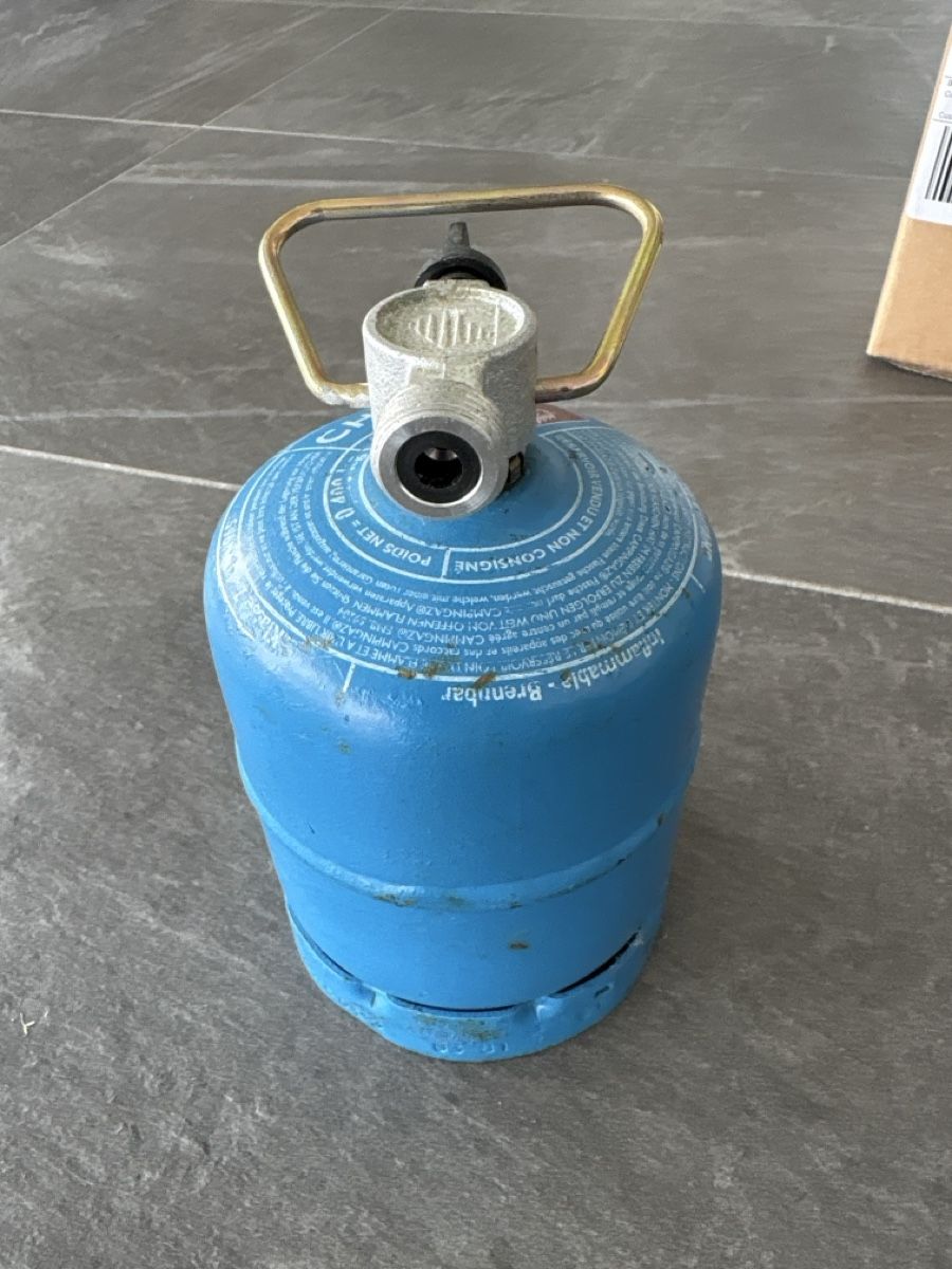 Apparecchiature e tecnologia a gas: Campingaz Gasflasche 400g CH mit Ventil – Usato da Rorschacherberg venduto da Beachandsnow 1