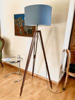 Stilvolle Stehlampe mit Kamera-Stativ (noch ohne Masse..)