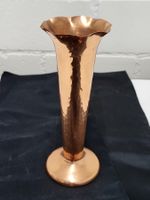 Blumenvase aus messing poliert.