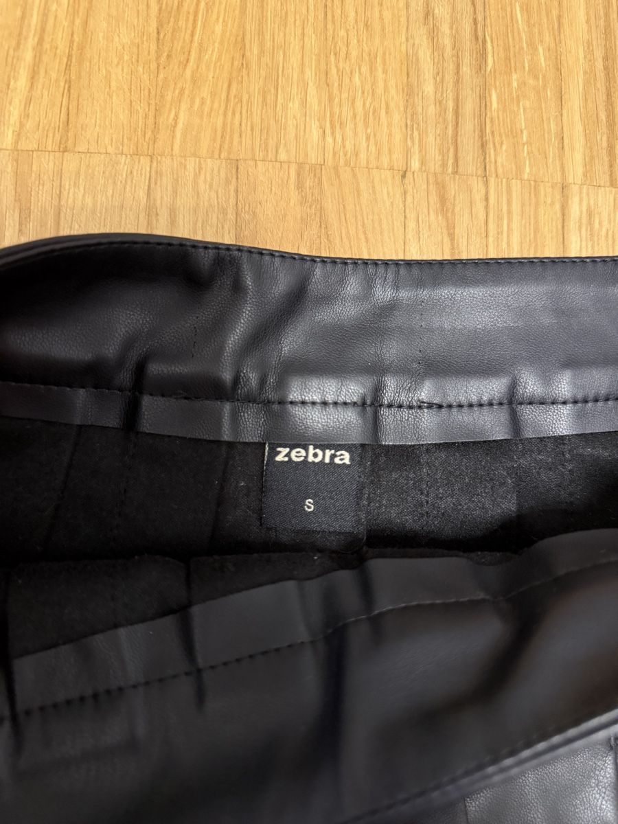 Jupes: Zebra Rock Kunstleder schwarz Gr. S  – D'occasion à St. Gallen par azra_sadikov 1