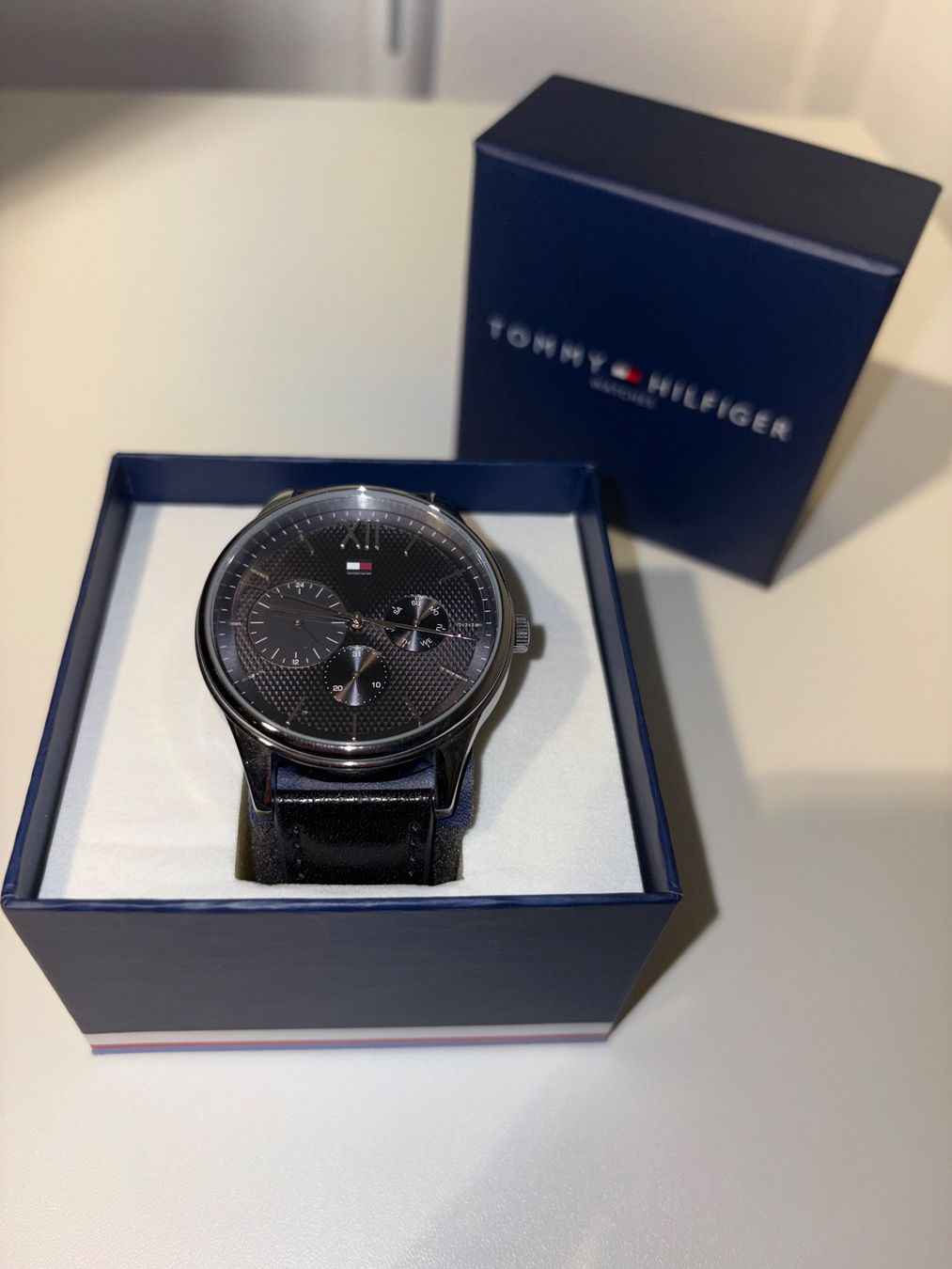 Tommy Hilfiger Orologi: TOMMY HILFIGER HERREN UHR – Nuovo e nell'imballaggio originale da Zürich venduto da LIQUIDATOR.CP