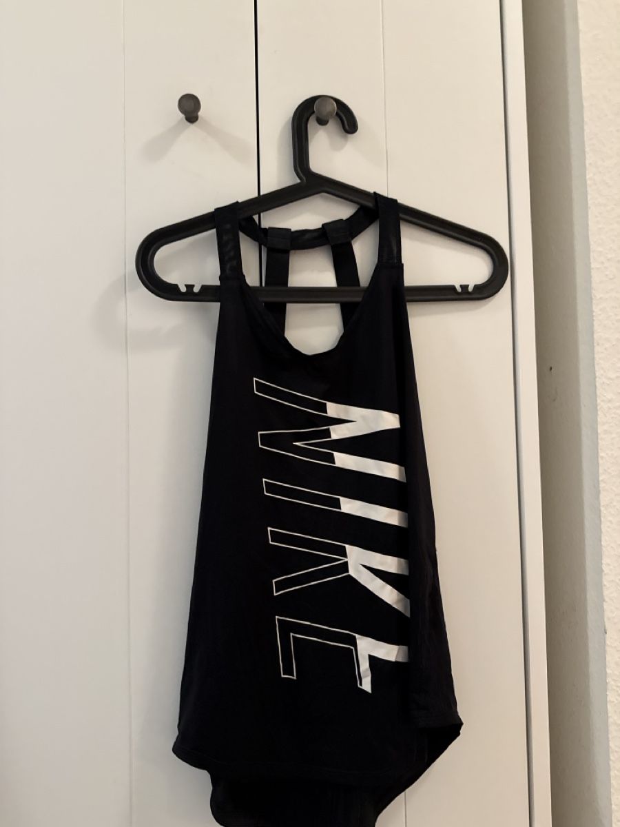 Nike Top: Nike top – Nuovo (secondo la descrizione) da Zürich venduto da AlineCr