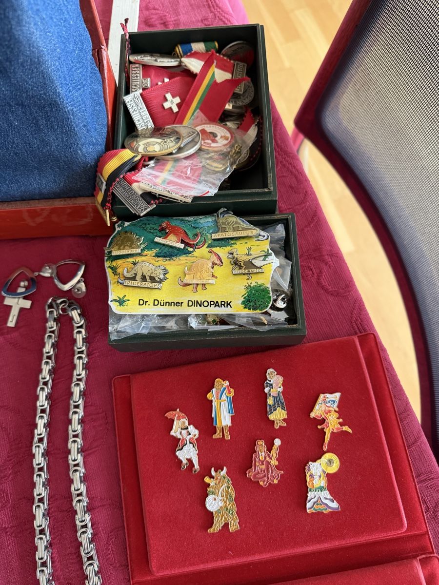 Sonstiger Schmuck: Modeschmuck-, Medaillen- und Pinssammlung – Neu (gemäss Beschreibung) aus Oensingen von jan_27hx 5