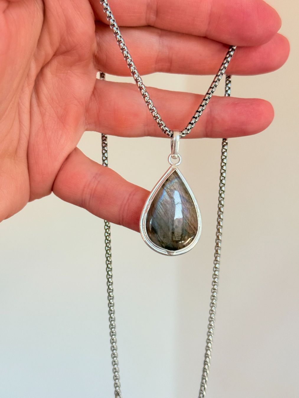 Colliers: Collier vintage avec pendentif en larme ✨ – Neuf avec emballage d'origine à Genève par AGBERG 1