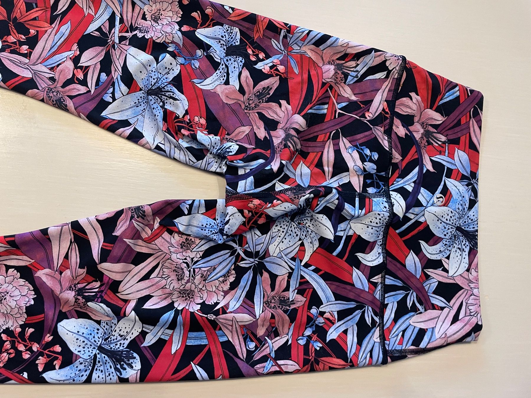 Lululemon Leggings: Leggings fleuris multicolores Lululemon – Gebraucht aus Trelex von fle_dqj6 2