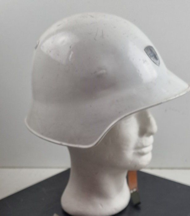 Schweizer Armee Uniformi & Effetti personali: Schweiz, Stahlhelm M18  weiss Werksschutz – Usato da Flums venduto da Flumsantik 2