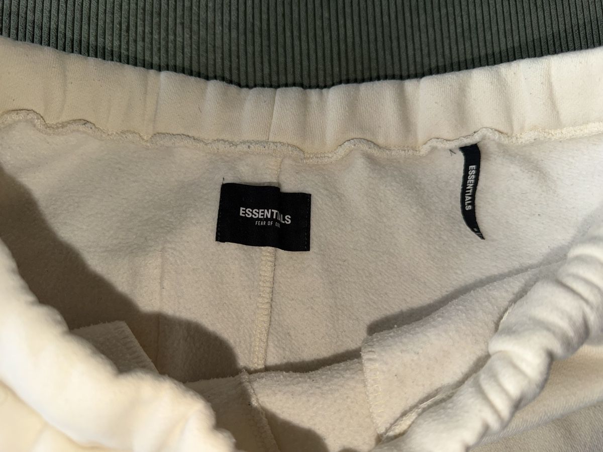 Fear of God Pantalons: FOG Essentials Sweatpants off-white dark stripe size – D'occasion à Worblaufen par sja_9y6v 2
