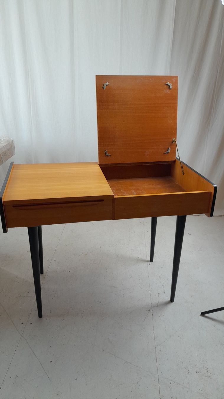 Schminktische: Vintage Schminktisch restauriert Schreibtisch – Gebraucht aus Hittnau von v-v-onlineverkauf