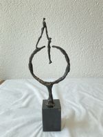 Sculpture contemporaine (statue sur socle en marbre)