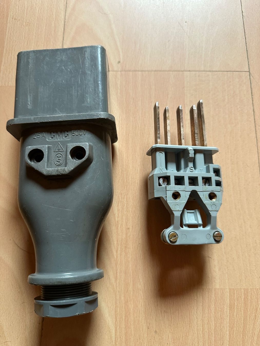 Fiches d'alim.: Stecker J25 5 pol CMC – D'occasion à Huttwil par Bolpa