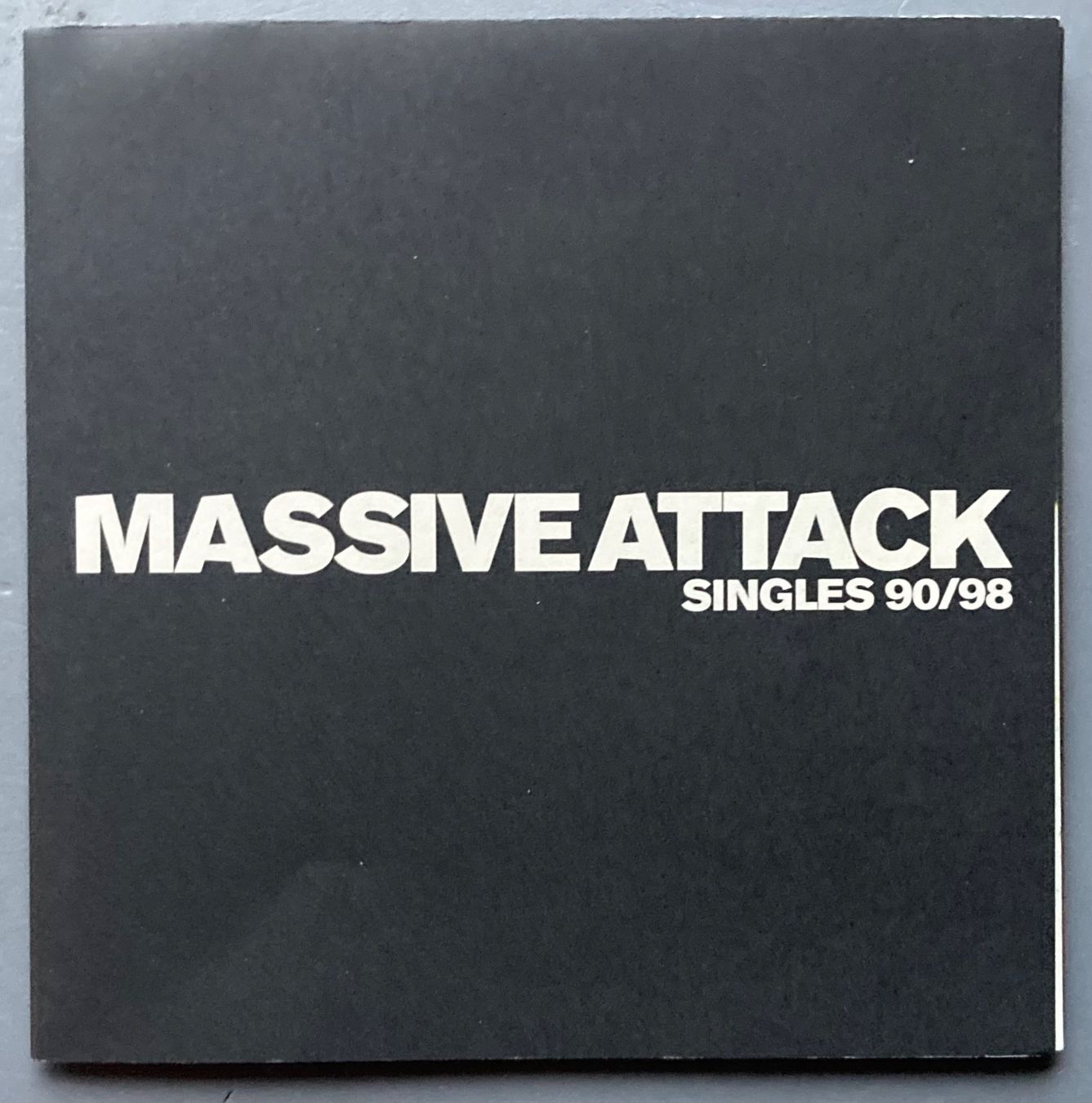 CD: MASSIVE ATTACK - SINGLES 90/98 – Usato da Poliez-Pittet venduto da Newtown-Records 3