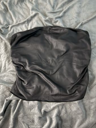 Schickes, schwarzes Bandeau-Top in Leder-Optik,
