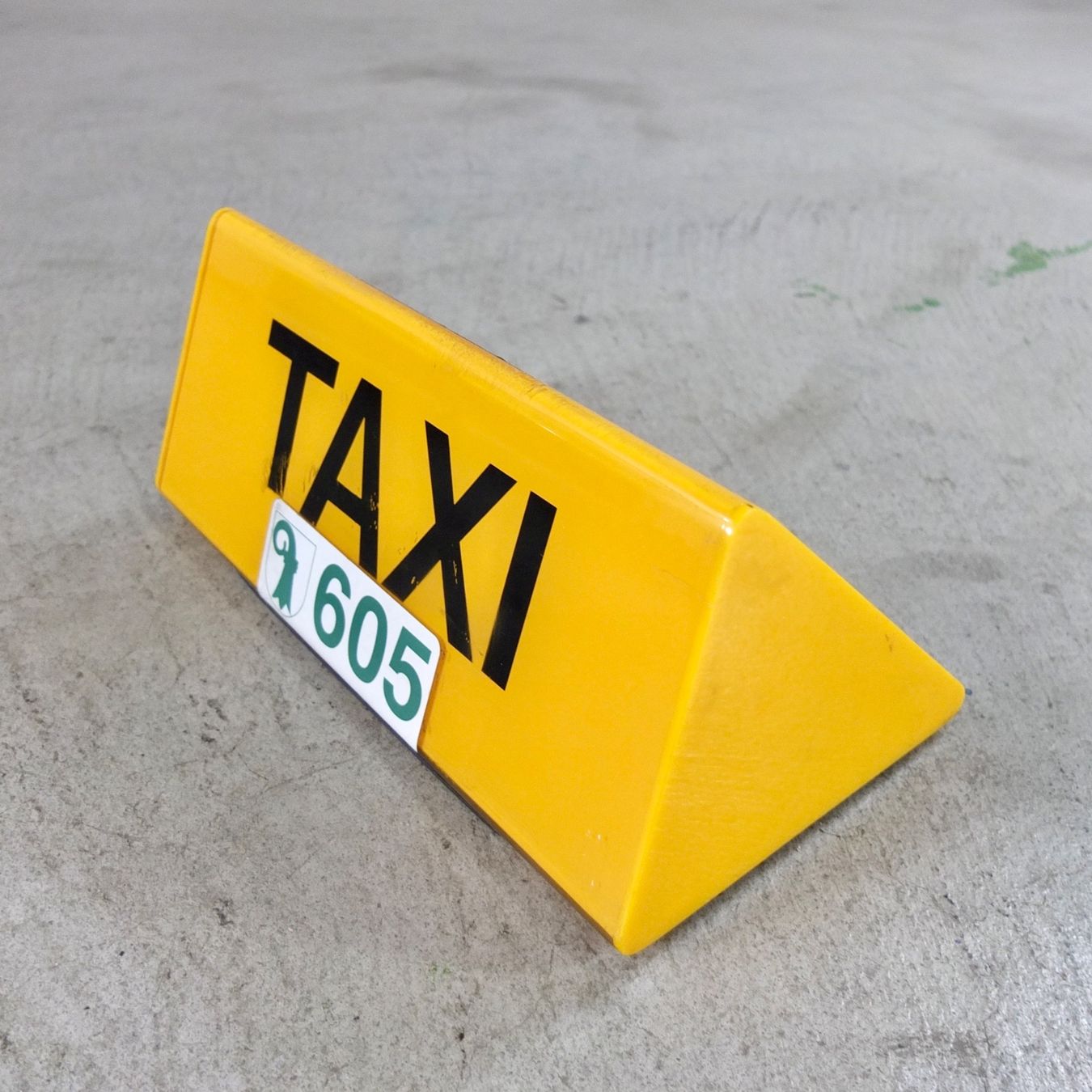 Insegne: Original Basel Taxi-Dachzeichen 605 – Usato da Basel venduto da Brocki-auf-dem-Wolf