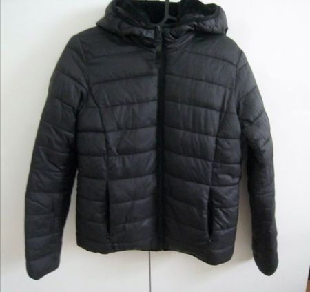 Daunenjacke schwarz gefüttert