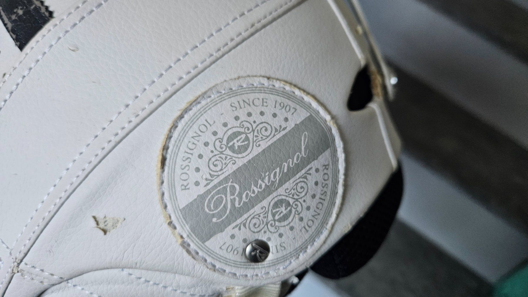 Rossignol Caschi: Casco da sci in pelle bianca Rossignol vintage – Usato da Melano venduto da H-Sara 1