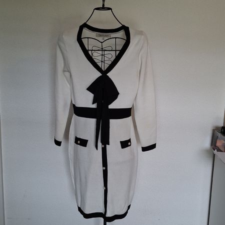 Strickkleid Taylor weiss schwarz Knöpfe Grösse M neuwertig