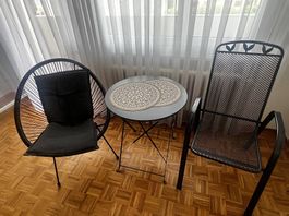 Tisch und Stühle