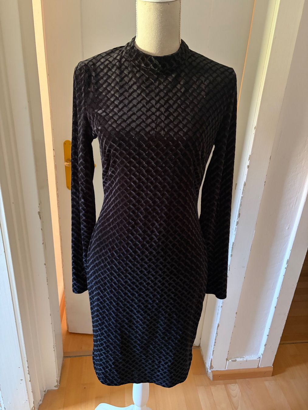 Kleider: Chices Samtkleid von Minimum – Gebraucht aus Schaffhausen von _queen_c