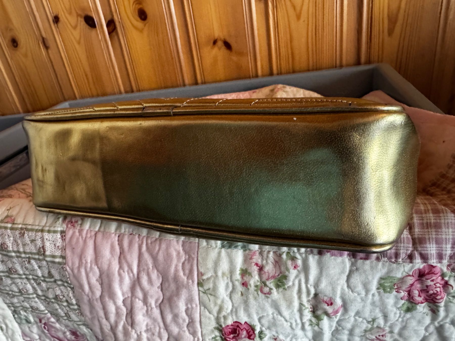 Borse da donna: Sac CC doré cuir matelassé vintage – Usato da Ovronnaz venduto da Etagne68 4