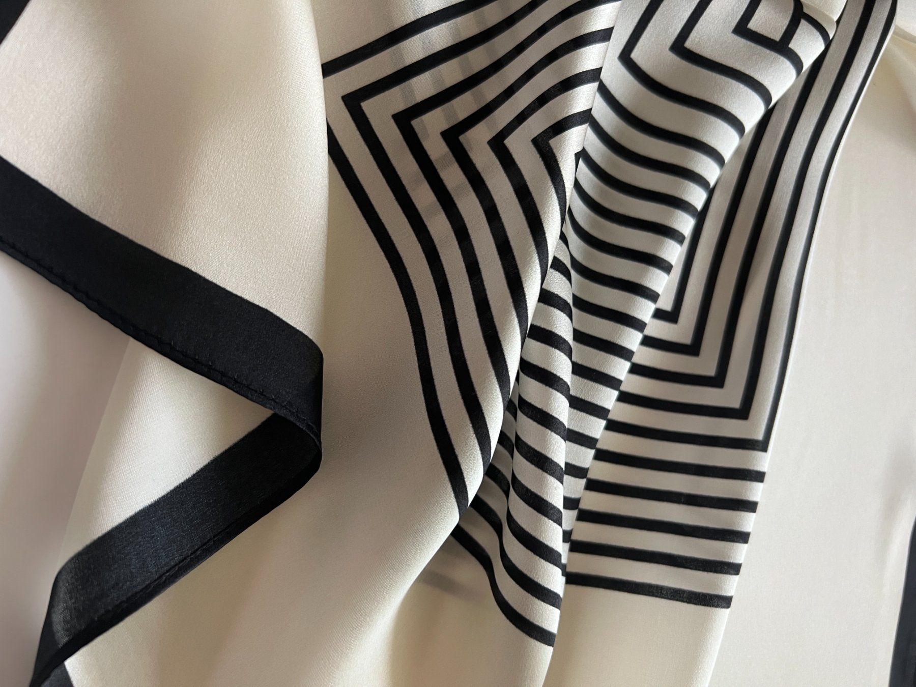 Foulard & Sciarpe: New 68cm Seidentuch, Geometric Pattern White Black 100% Silk – Nuovo e nell'imballaggio originale da Baar venduto da virginiablossoms 3