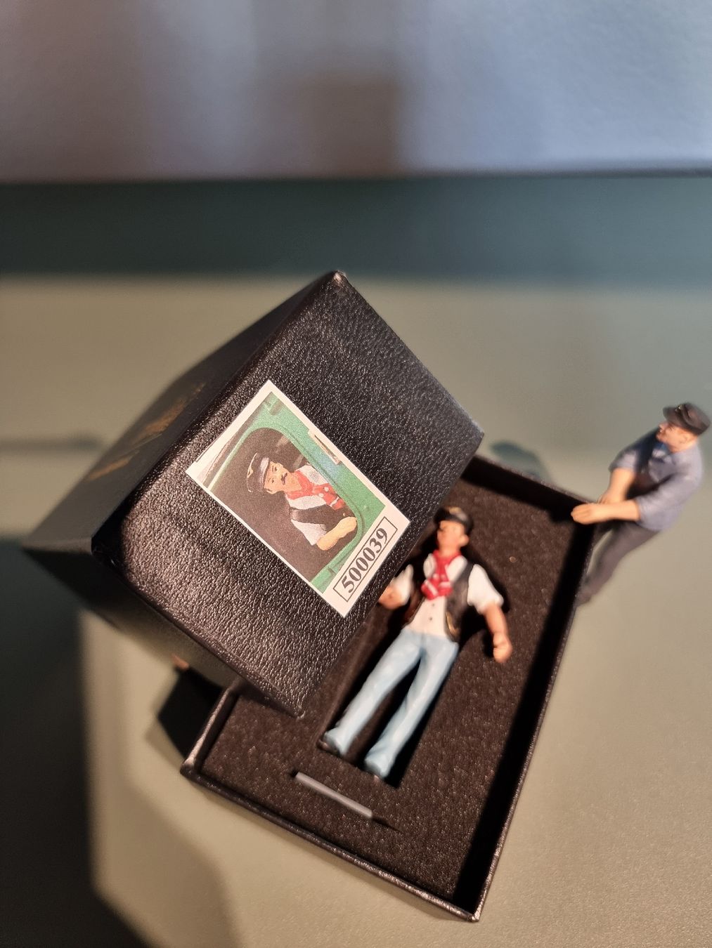 Modelleisenbahnen: Prehm-Miniaturen Figur Lokführer mit Box und Heizer – Neu und originalverpackt aus Aarburg von 11866 4