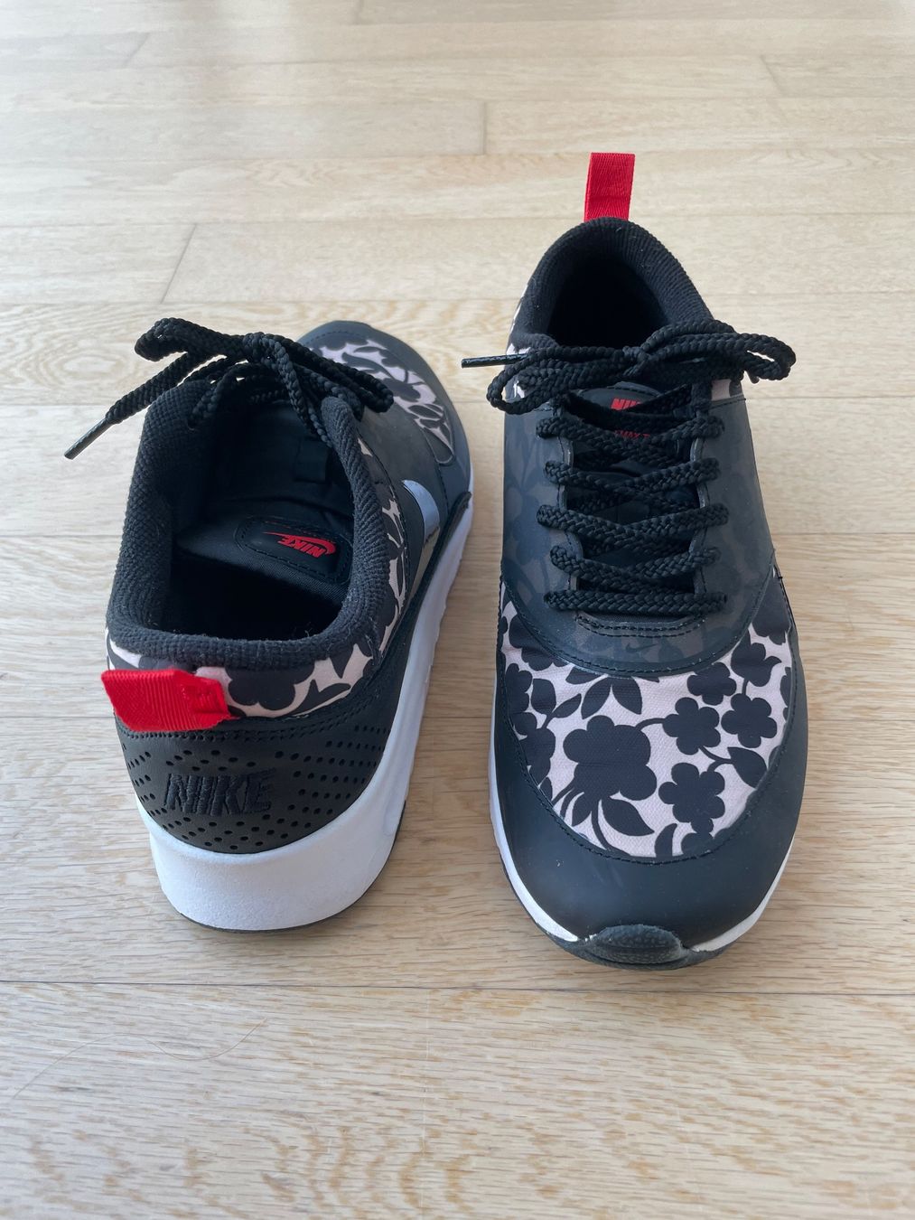 Nike Scarpe da donna: Nike Air Max Thea, schwarz mit Blumenmuster, Grösse 40 – Nuovo (secondo la descrizione) da Corcelles NE venduto da gingerbrain