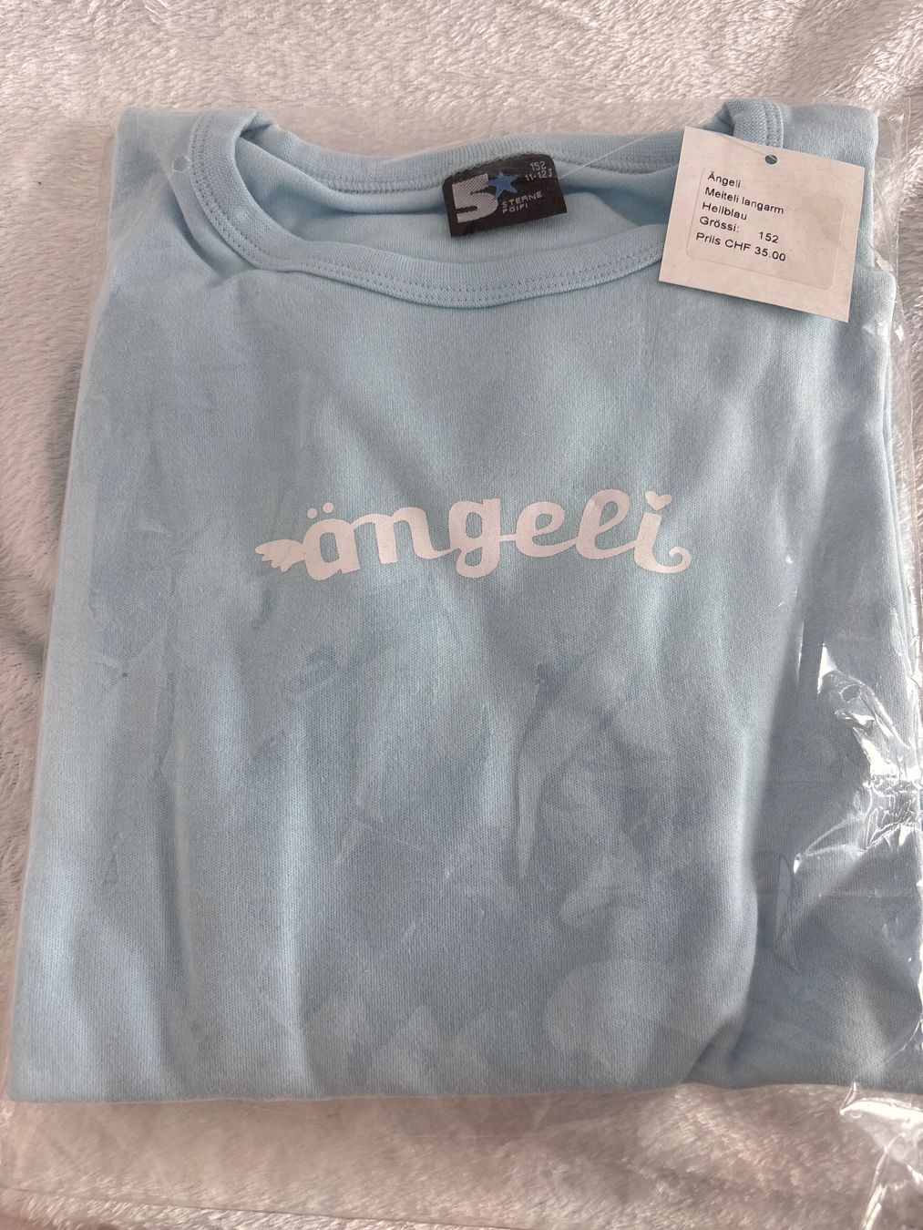 Pullover & Sweatshirts: Neues, hellblaues "Ängeli" Shirt, Grösse 152 – Neu und originalverpackt aus Oberegg von MR-shop
