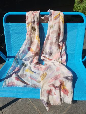 Leichter Sommerschal mit Feder-Print