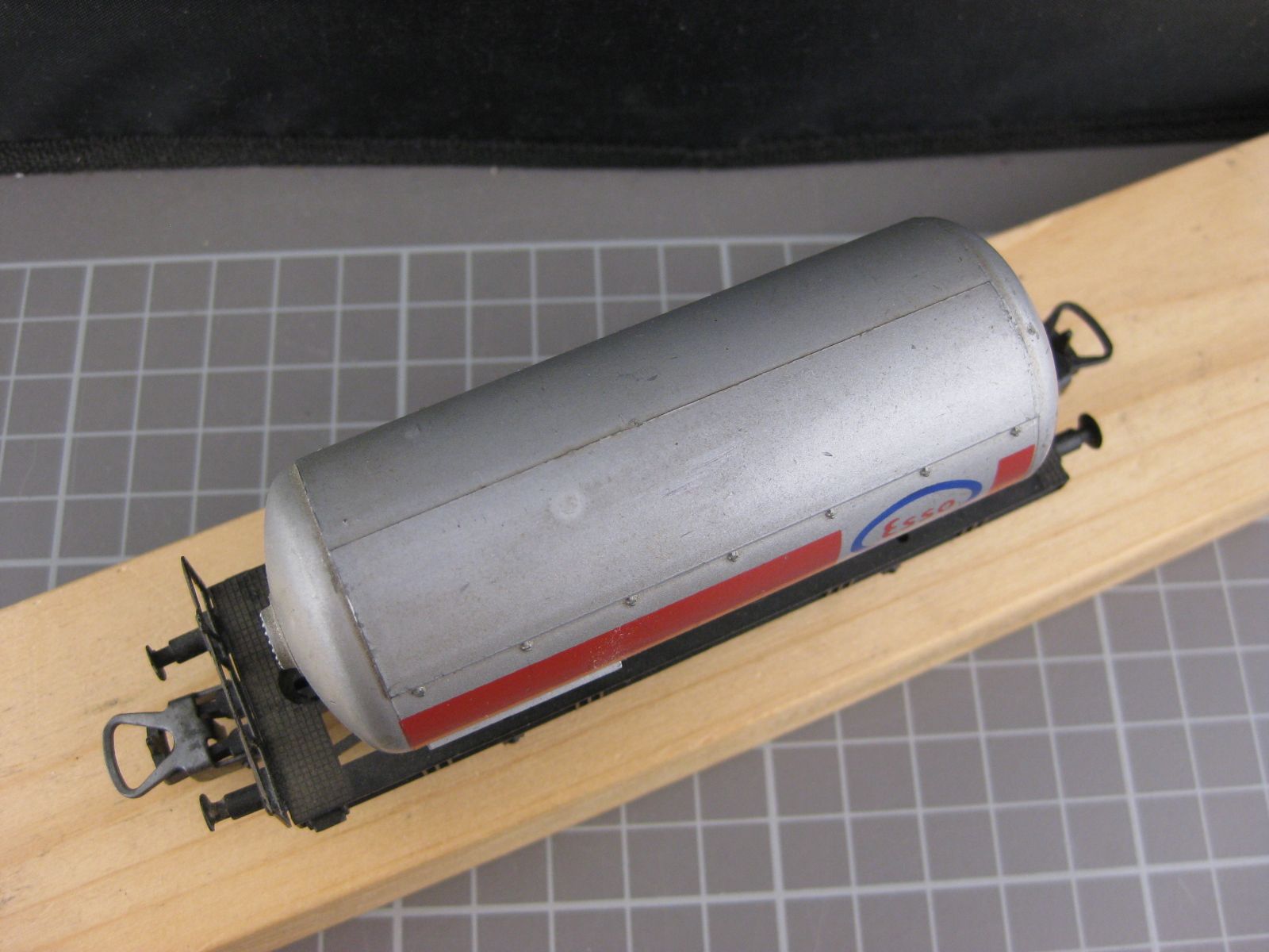 Lima Modelleisenbahnen: Lima Esso Kesselwagen – Gebraucht aus Malters von Marosko 2