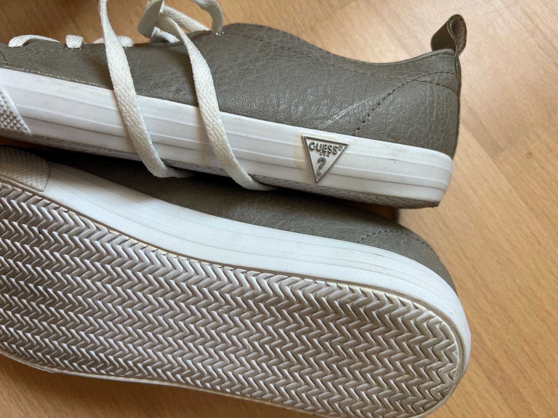 Guess Scarpe da donna: Schuhe von Guess Grösse 37 – Usato da Rafz venduto da Esther90_ 1