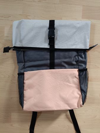 Neuer Rucksack mit Zusatztasche 