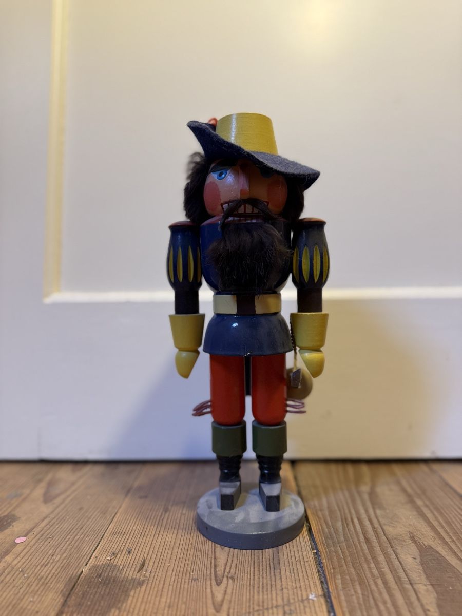 Statuette: Nussknacker Holz Figur blau rot – Usato da Luzern venduto da Laendi
