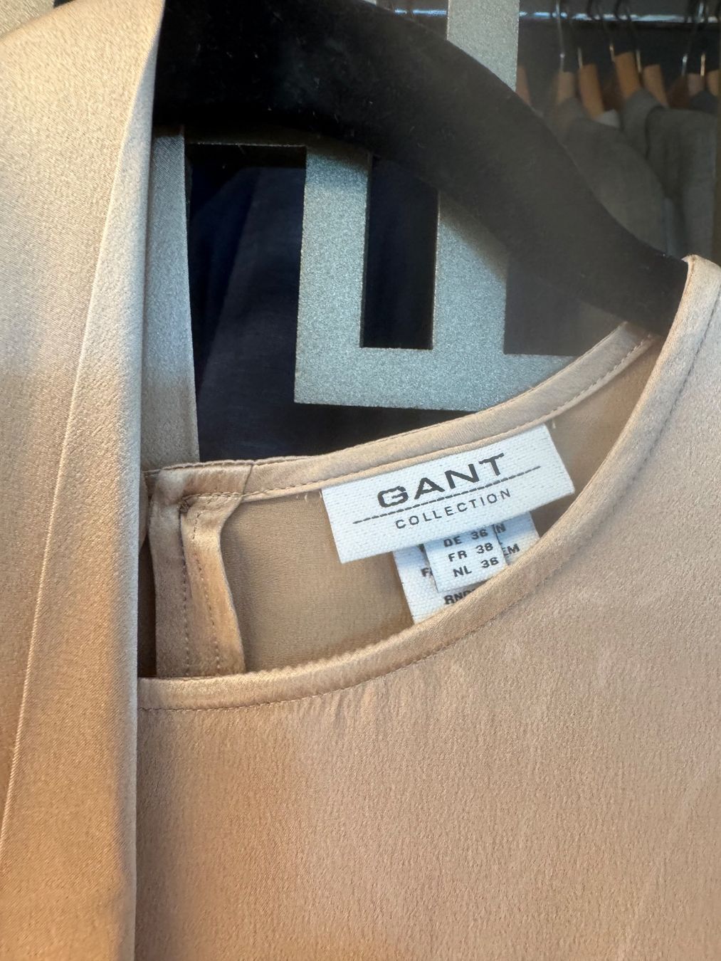 Gant Vestiti: Gant goldenes Satinkleid Vintage – Usato da Kilchberg ZH venduto da dongxi 3