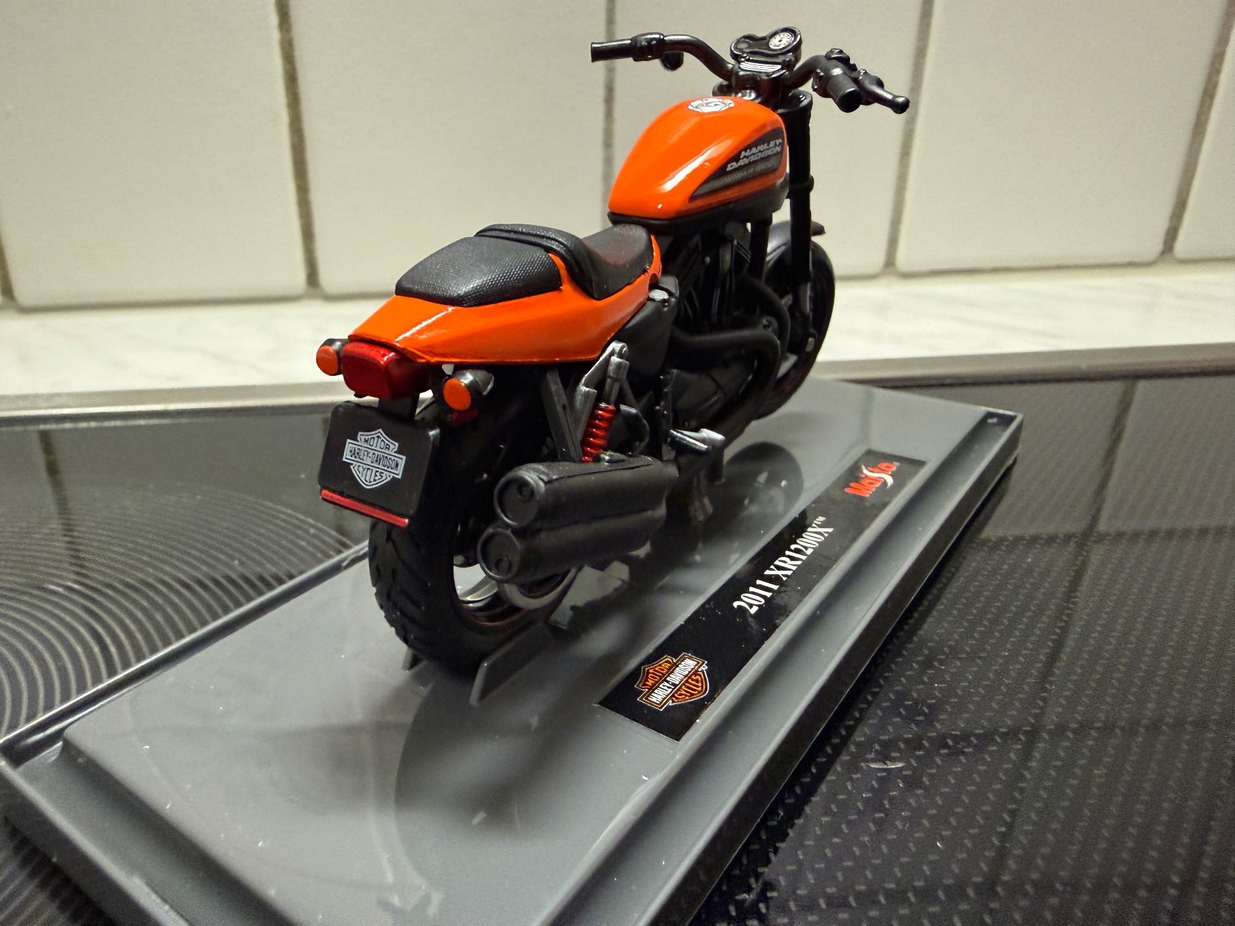 Maisto Voitures modèles: Harley Davidson 2011 XR 1200X orange 1/18 – Neuf avec emballage d'origine à Messen par Versber 4