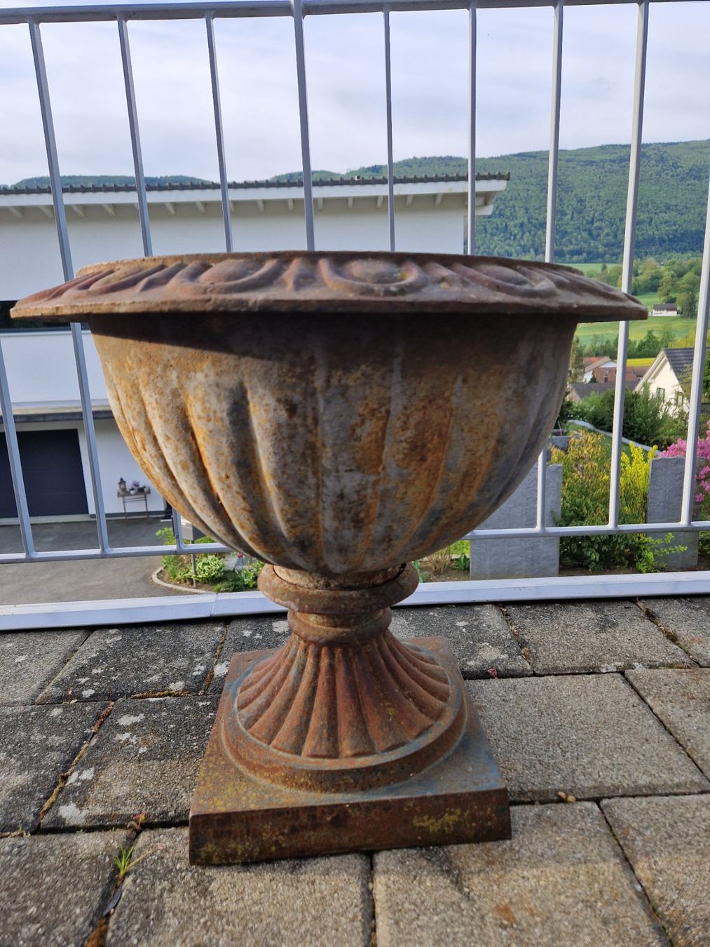 Blumentöpfe: Guss Blumentopf – Gebraucht aus Laupersdorf von Tabea11 1
