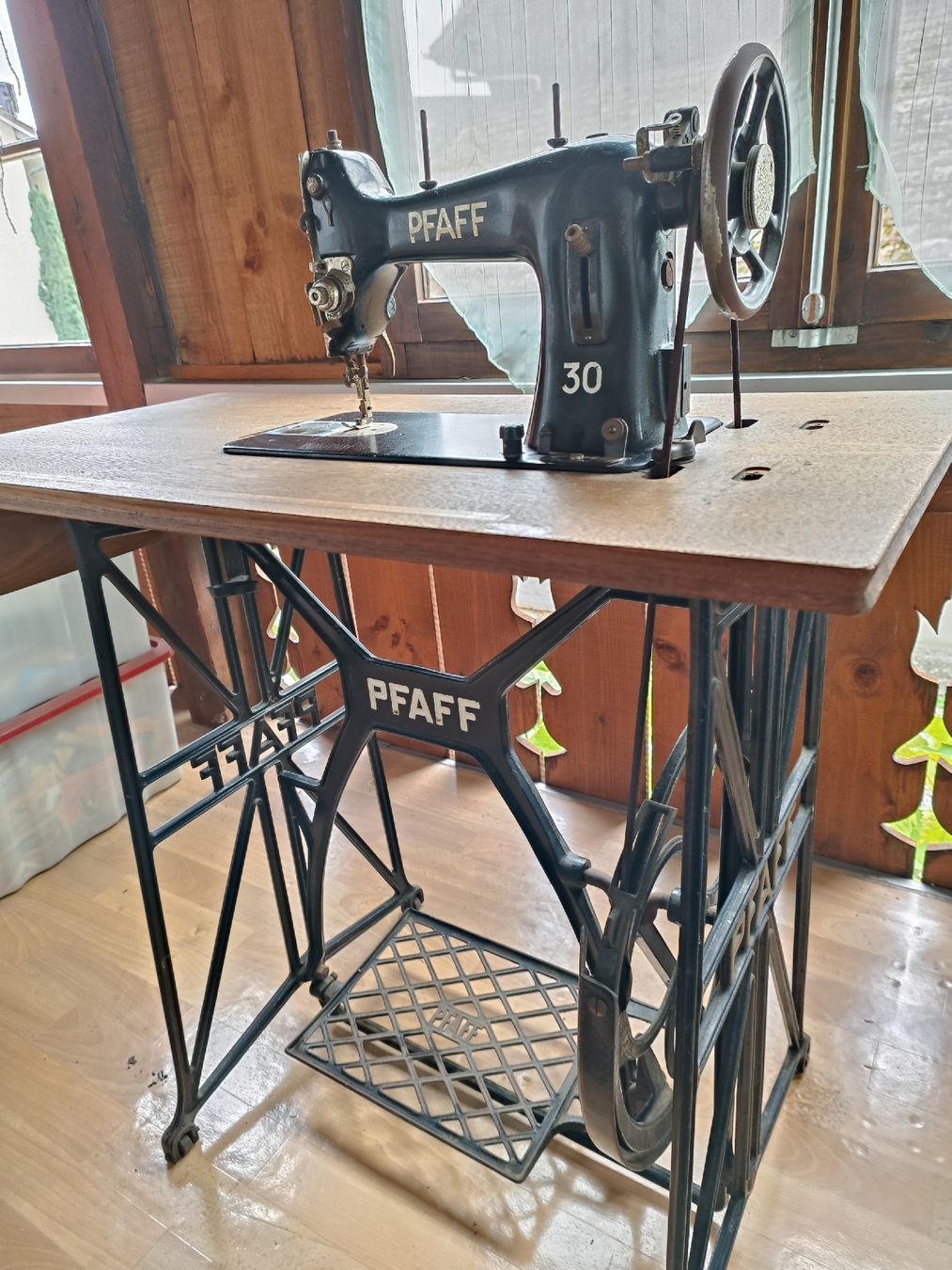 Pfaff Nähmaschinen: Pfaff Nähmaschine, Modell 30, Antik – Gebraucht aus Münchenbuchsee von Ruth0 3