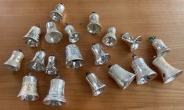 19 Stück antike silberne Weihnachtsbaumglocken Glas