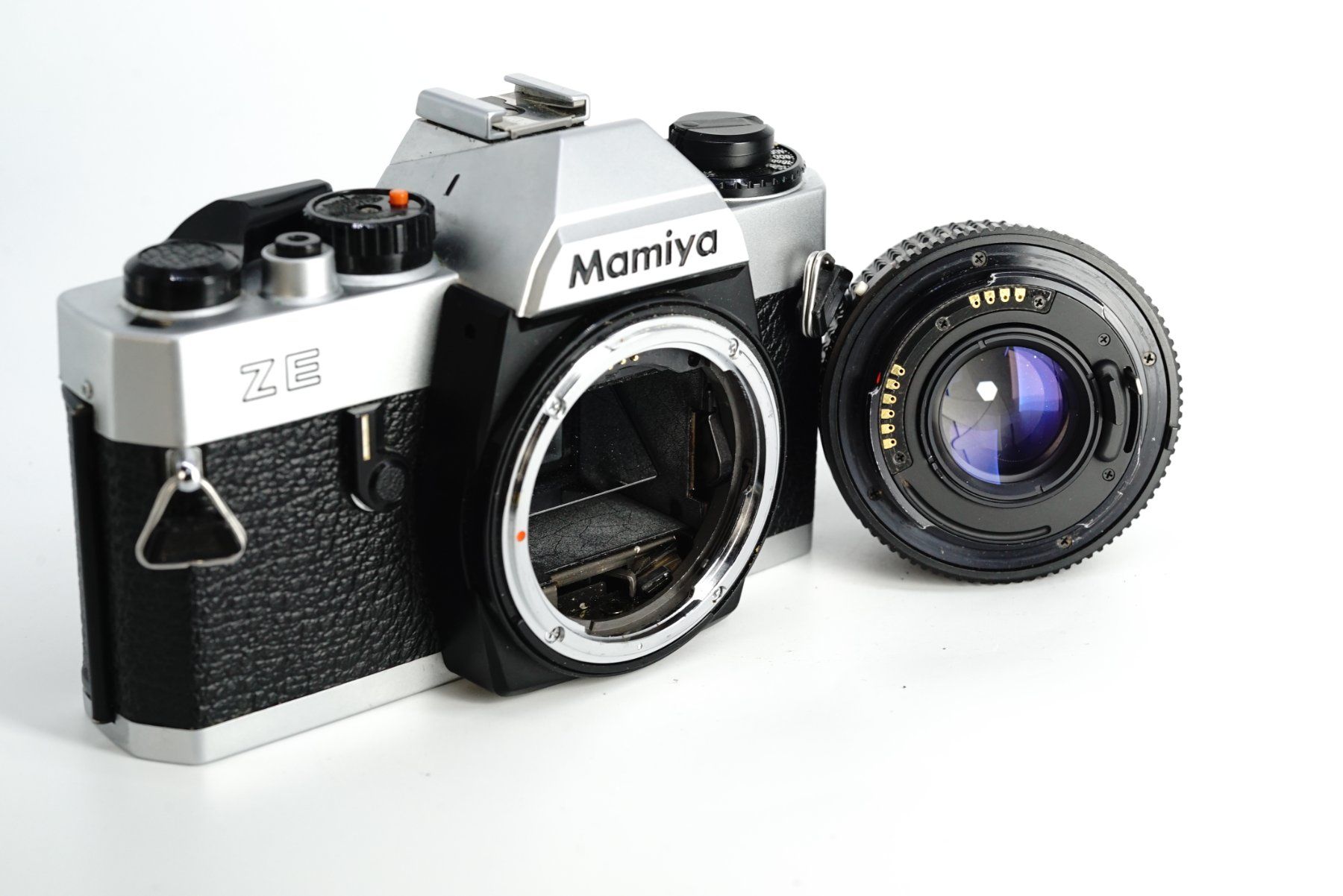 Mamiya Fotocamera: Mamiya ZE mit Objektiv mit kleinem Mangel – Usato da Bischofszell venduto da Blende2 8