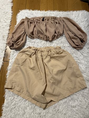 Sommer Set: Crop Top mit Ballonärmel & Shorts, Beige