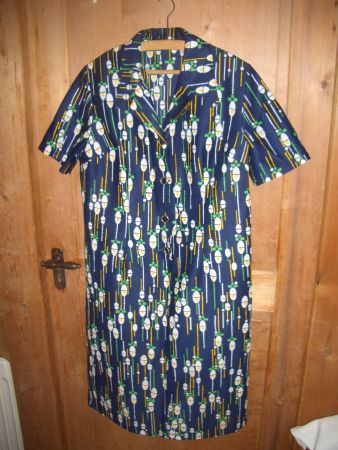 Kleid dunkelblau mit Muster kurzarm Grösse 46