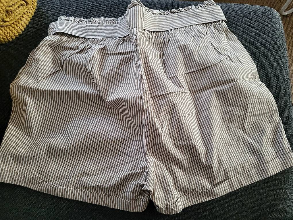 Pantaloni: Short femme – Usato da Ecuvillens venduto da loloall 1