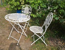 Romantischer Vintage- Gartentisch mit 2 passenden Stühle