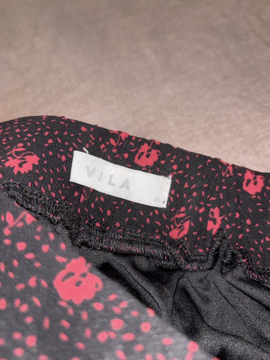 Vila Gonne: maxi rock mit blumenmuster, schwarz und rot – Usato da Zürich venduto da yasmin.ab 2