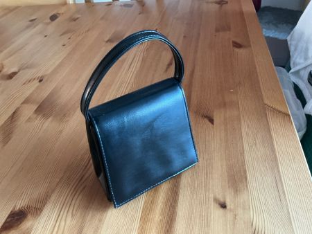 Kleine Handtasche schwarz mit Tragegriff