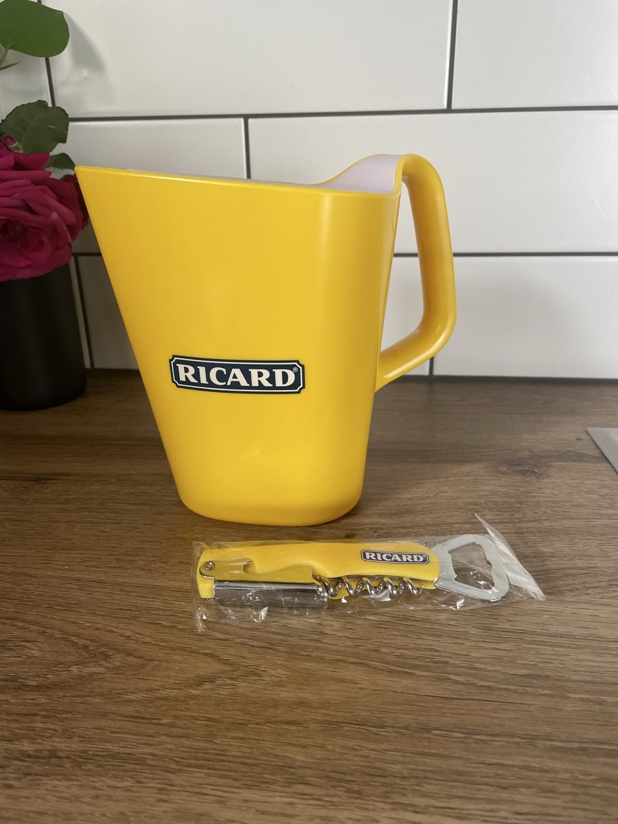 Ricard Caraffe: Pichet Ricard Robert Stadler avec décapsuleur, état neuf  – Nuovo (secondo la descrizione) da Lonay venduto da ju-71