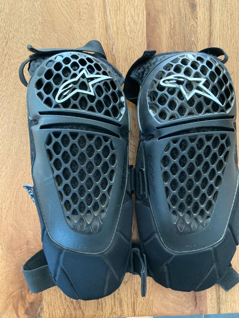 Alpinestars Protezioni & Imbottiture: Alpinestars Bionic Plus Knee/Shin Protect – Usato da Uttigen venduto da IngePeter
