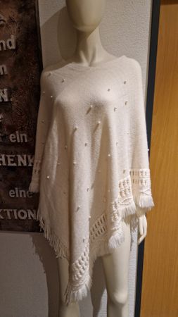 Wunderschöner  Poncho mit Perlen in Creme, neu!