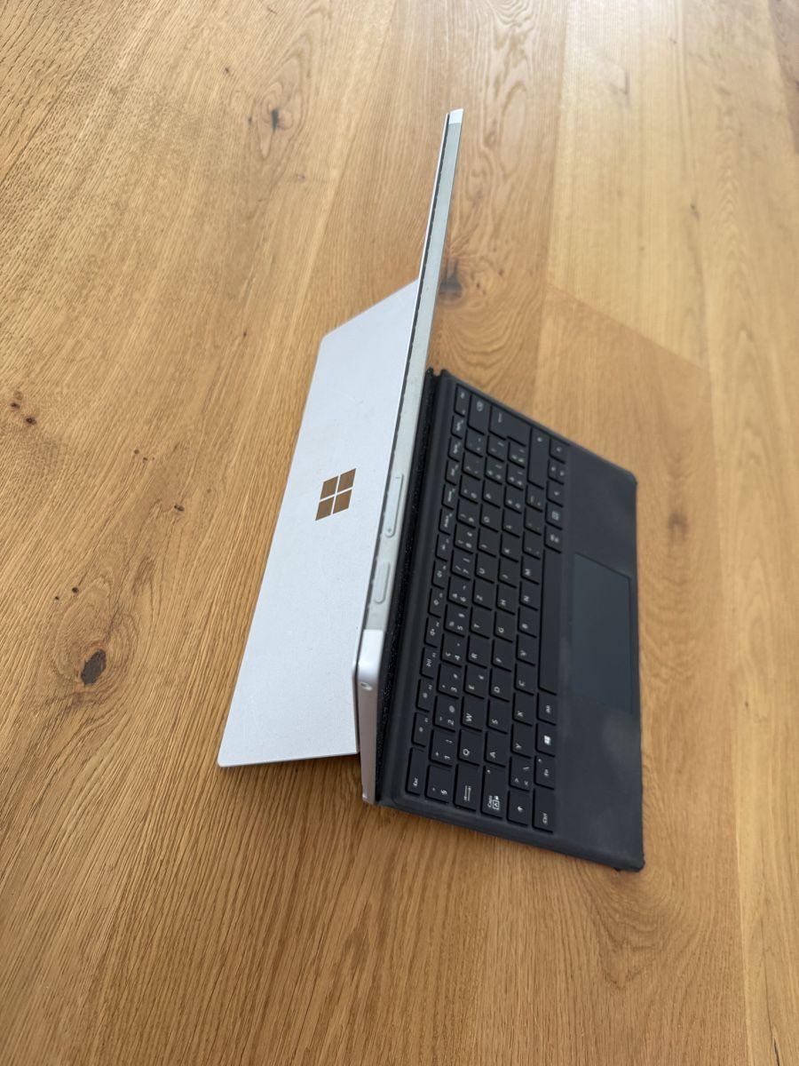 Microsoft Notebook: Microsoft Surface, Intel i7-7660-U CPU, 8 GB RAM, 238 GB SSD – Usato da Boll venduto da jun_x5bx