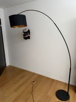 Elegante Bogenlampe in Schwarz/Gold – moderner Blickfang