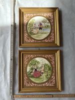 Paire de médaillons anciens en porcelaine encadré